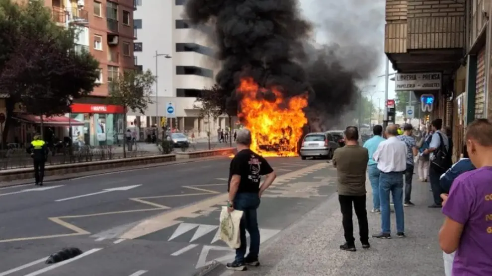 incendio de un autobús en Zaragoza
