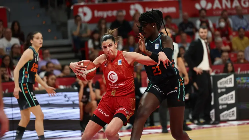 Foto del partido Casademont Zaragoza-Valencia Basket, ida de semifinales del 'play off' al título de la Liga Femenina Endesa