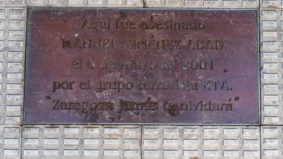 En la calle Cortes de Aragón de Zaragoza, una placa recuerda el lugar donde fue asesinado Manuel Giménez Abad el 6 de mayo de 2001.