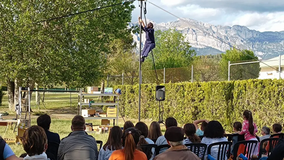 Espectáculo de circo en el parque Nabateros de Aínsa.