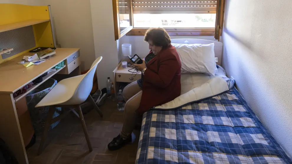 Caridad Calvo consulta el teléfono móvil en su habitación