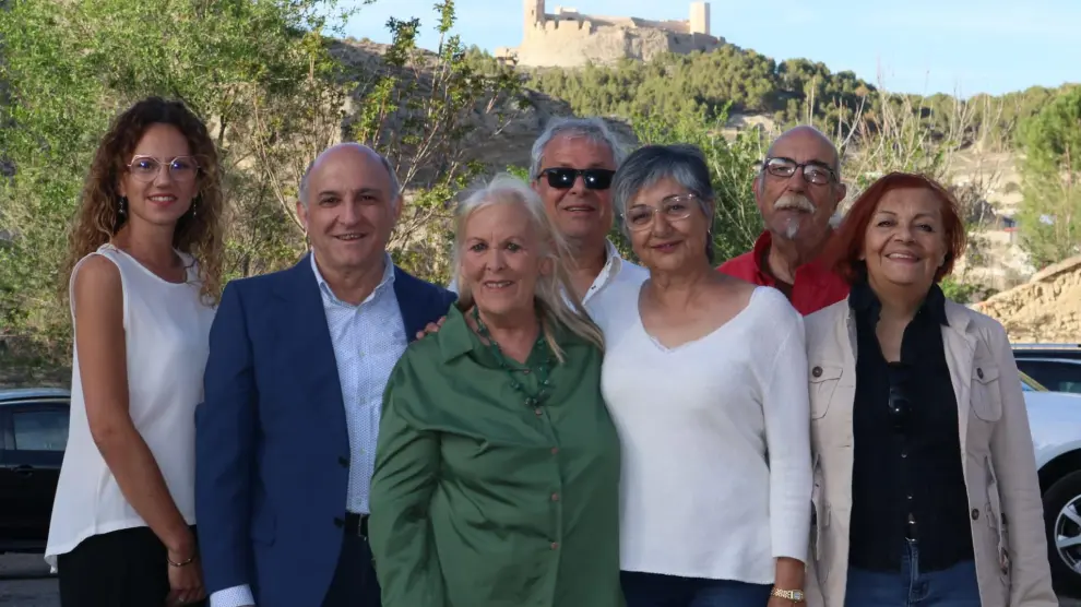 Integrantes de la candidatura de IU con el castillo mayor de Calatayud al fondo.