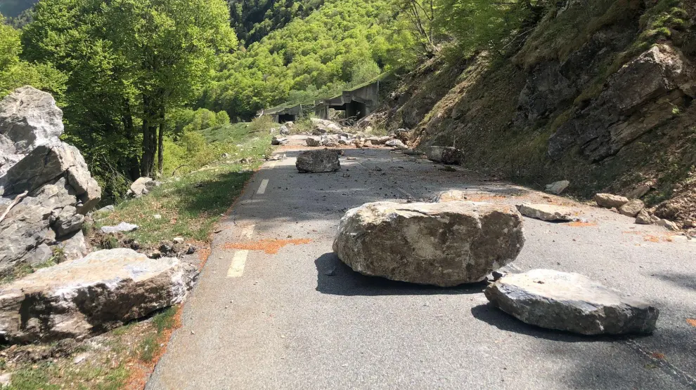 Sobre la carretera cayeron grandes bloques de piedras.