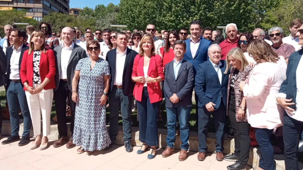 En el centro, la ministra de Educación y portavoz del PSOE a nivel nacional, Pilar Alegría, en el acto de presentación de las 202 candidaturas socialistas de la provincia de Huesca.