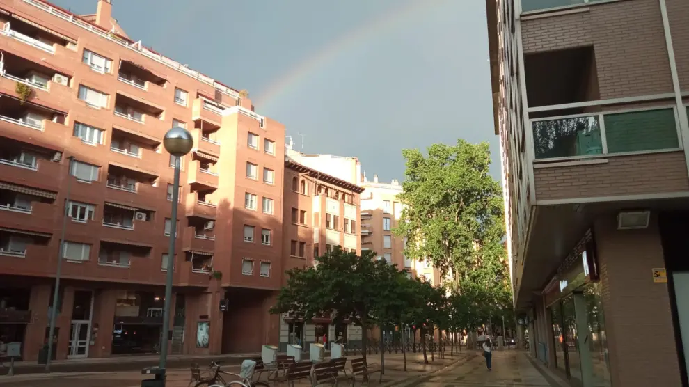 En Huesca ha llegado a salir el arcoíris aunque apenas ha llovido este sábado.