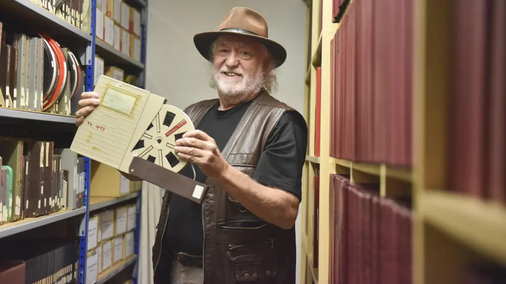 Eugenio Monesma, con una de las cintas de 8 mm de su archivo de documentales etnográficos.