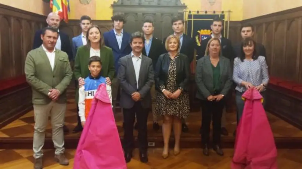 Recepción de los representantes de la Escuela Taurina de Huesca en el Salón del Justicia.