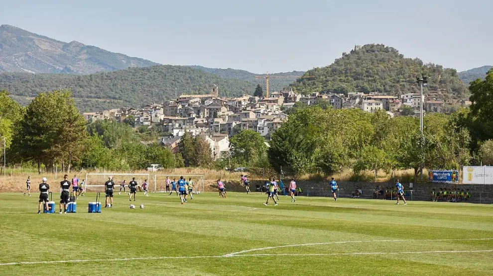 Campo de fútbol de Villaboya de Boltaña (Huesca), con el Real Zaragoza en la pretemporada de julio del año pasado.