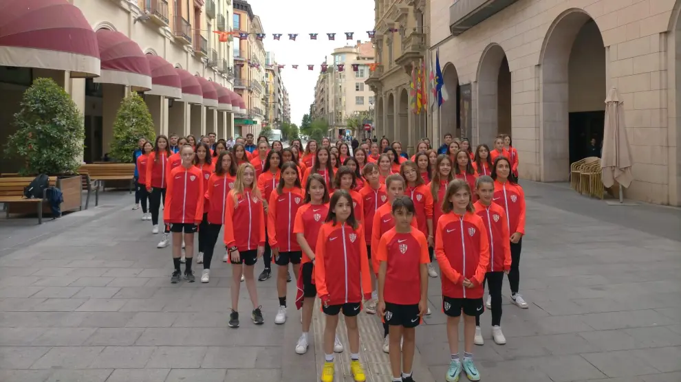 Los equipos femeninos de la SD Huesca han posado este viernes en los Porches de Galicia.