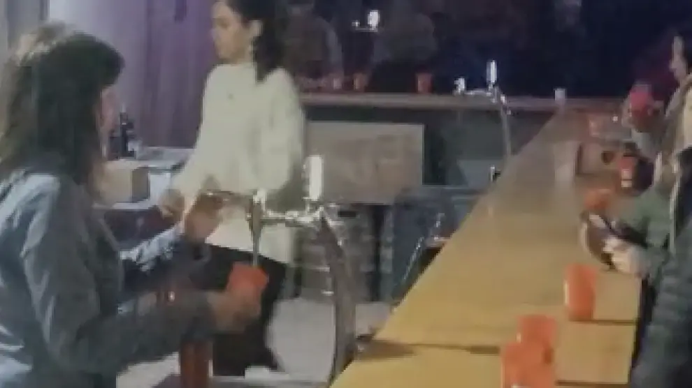 Una camarera tira una cerveza en uno de los vasos del PSOE.