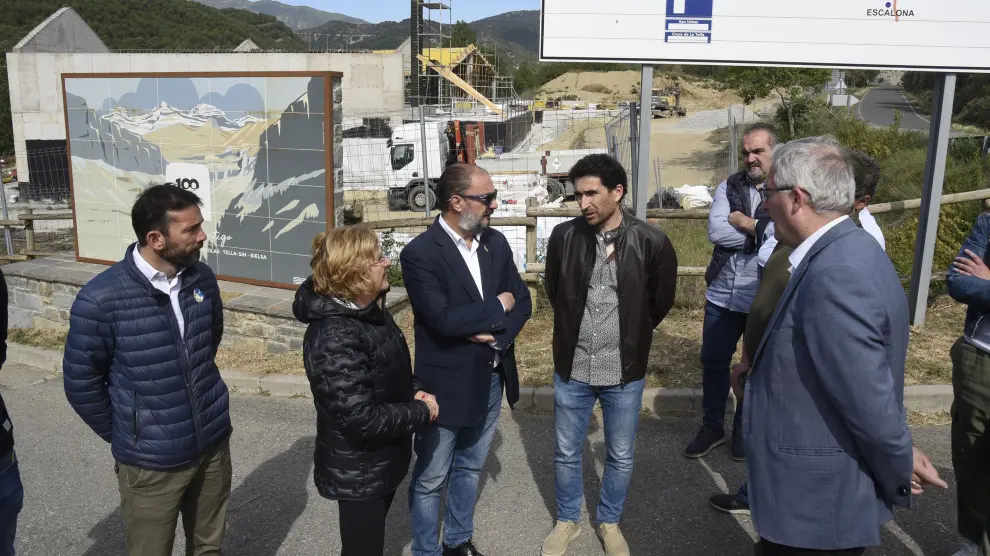 Javier Lambán, en su visita al futuro centro de visitantes de Escalona, que dará servicios a los sectores de Añisclo, Pineta y Escuaín del Parque Nacional de Ordesa.