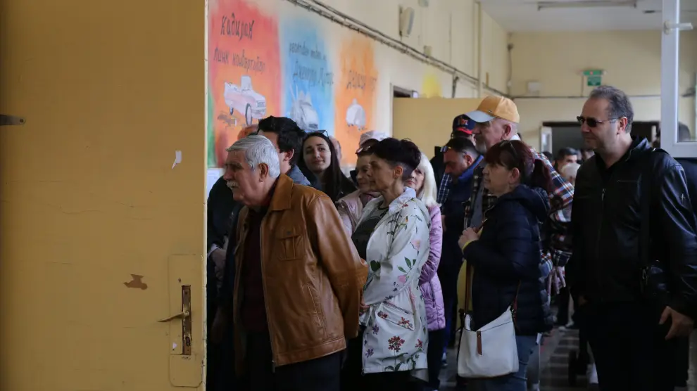 Gente esperando a votar en un colegio electoral, en una imagen de archivo.