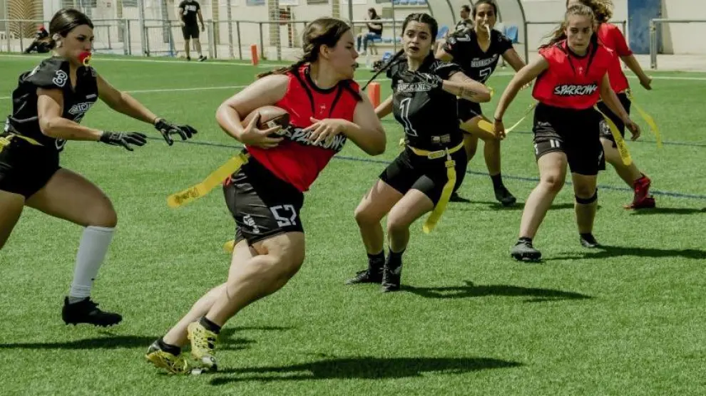 Una acción del partido de la final femenina de fútbol flag entre Sparrows y Hurricanes de Zaragoza