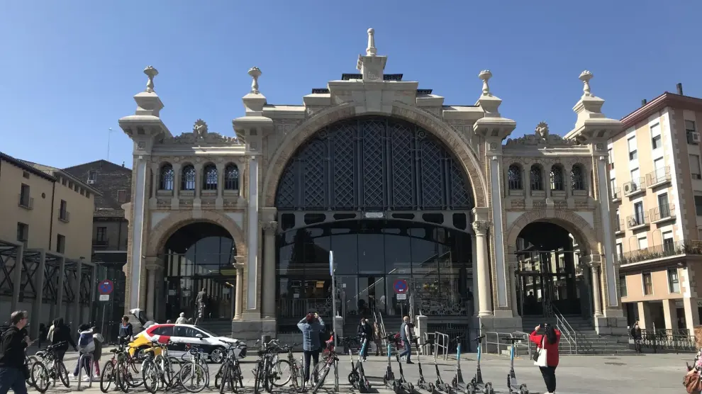Archivo - Mercado Central de Zaragoza, fachada norte, en la zona de las Murallas romanas