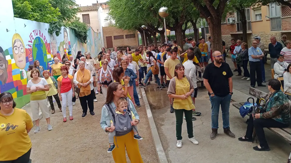 Alrededor de 200 personas de distintas edades interpretan una coreografía al ritmo de 'Girasoles', canción de Rozalén, en el Hogar de mayores de Huesca