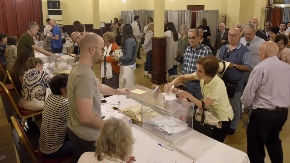 Jornada electoral en el colegio ubicado en el Casino de Huesca.