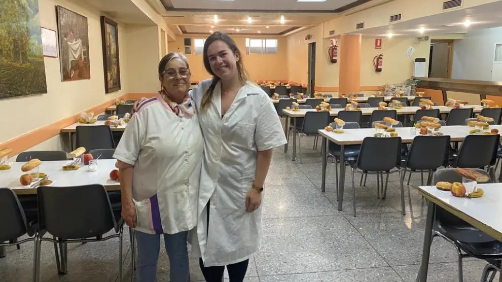 La coordinadora del comedor, Gloria Pardós, juntos a la joven Sofía Mendoza.