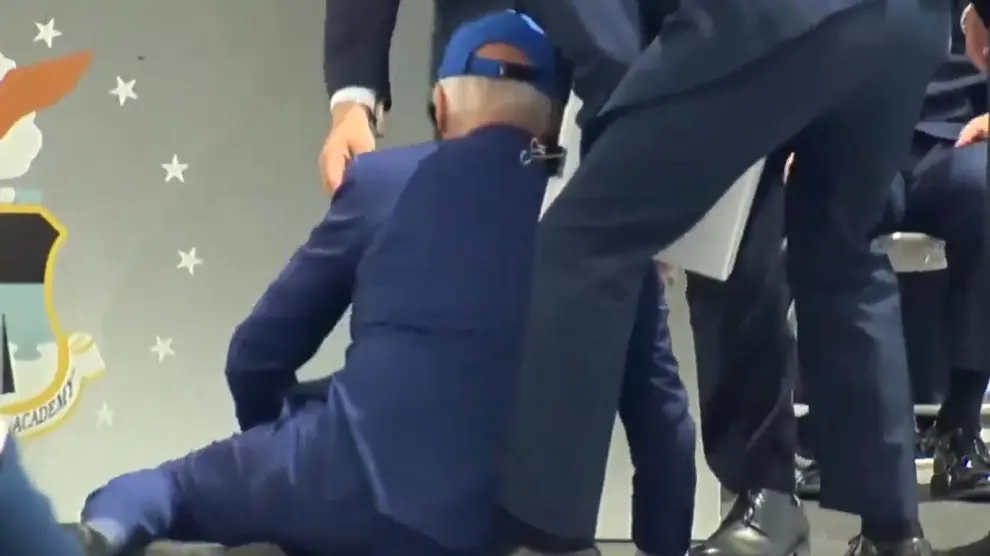 Joe Biden, en el suelo tras caerse en el escenario durante un acto en Colorado (Estados Unidos).