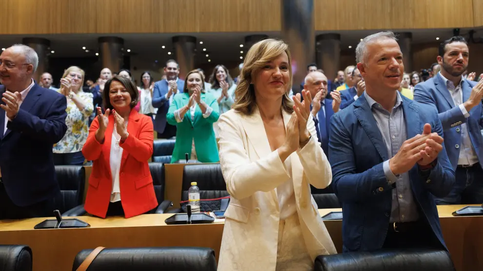 Pilar Alegría aplaude durante una reunión del presidente del Gobierno con los diputados y senadores socialistas en el Congreso de los Diputados, el martes.