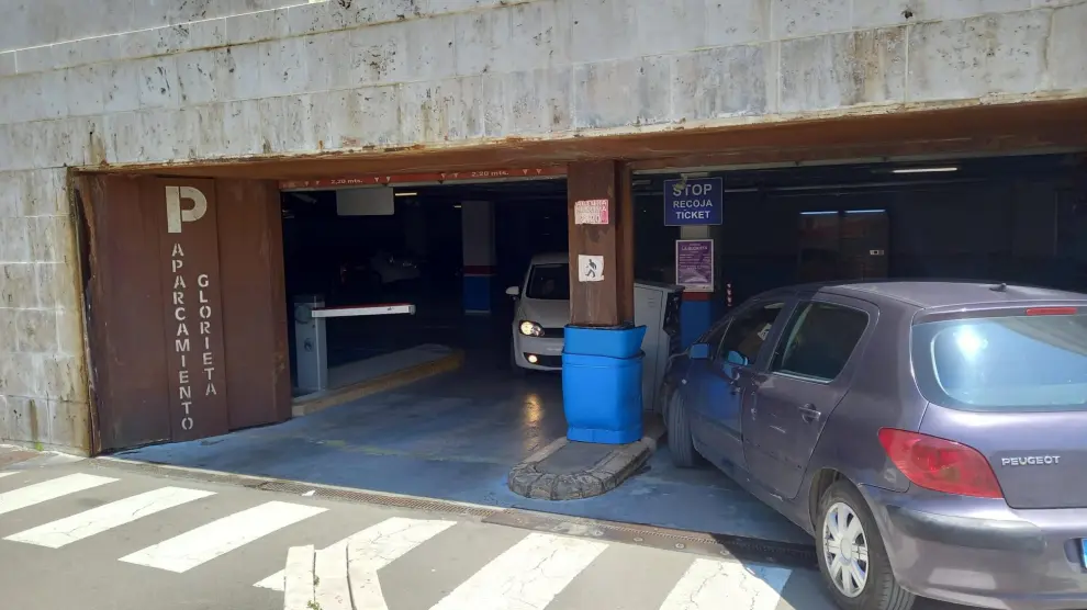 Acceso principal de vehículos al estacionamiento subterráneo de La Glorieta.