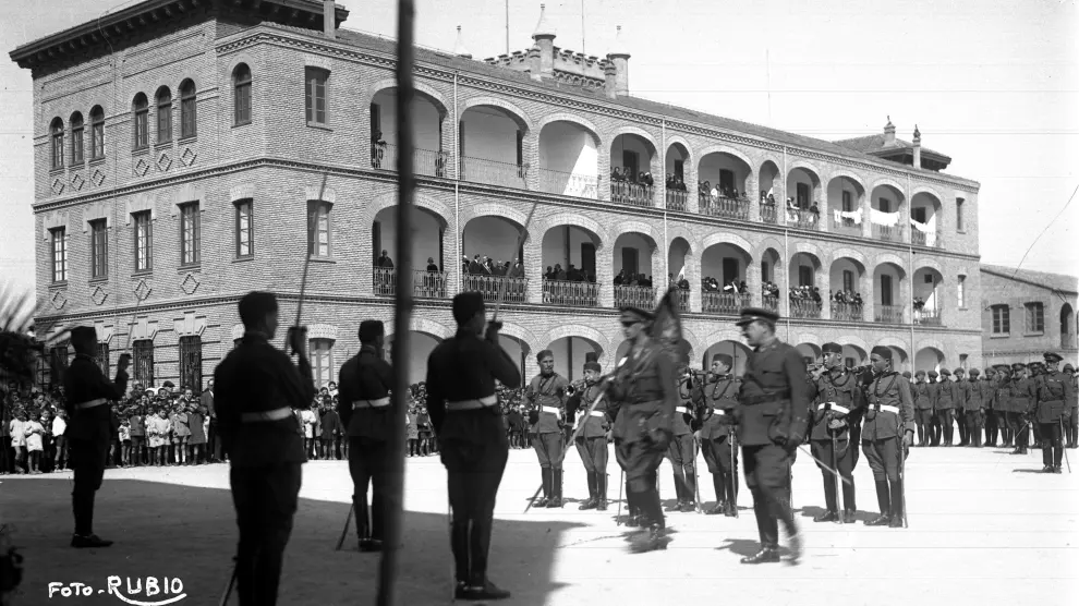 Foto de la Jura de Bandera en 1934 en el Acuartelamiento Barón de Warsage, sede de la Academia Logística del Ejército en Calatayud