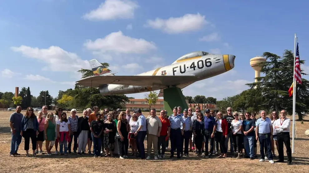Los 62 americanos que han visitado este lunes la Base Aérea de Zaragoza, junto al jefe de la Base, el general Santiago Ibarreta, y otros militares españoles
