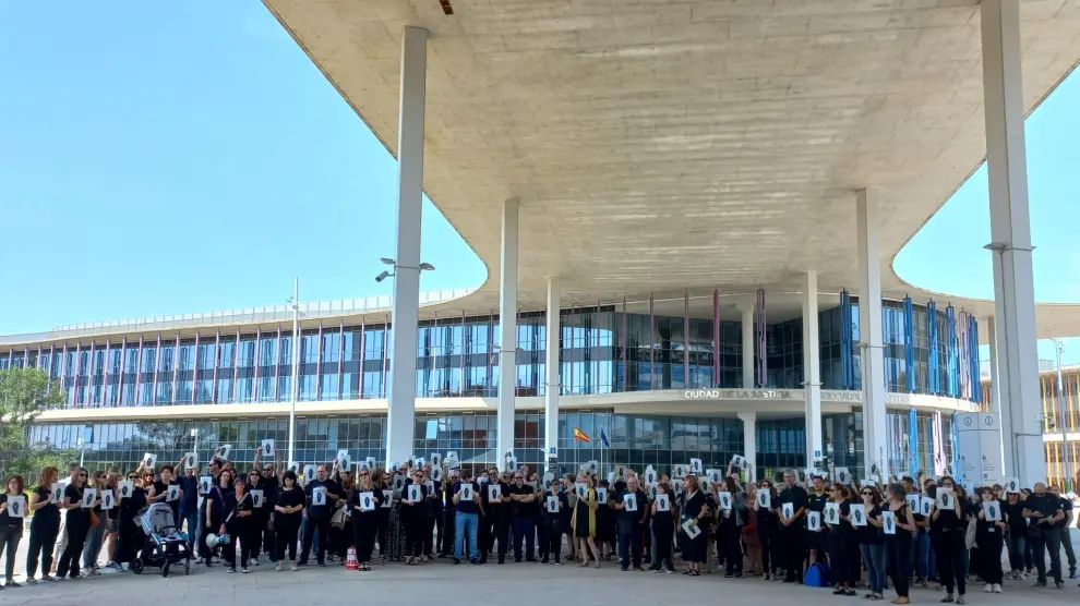 Un grupo de funcionarios se ha concentrado este martes en la Ciudad de la Justicia de Zaragoza