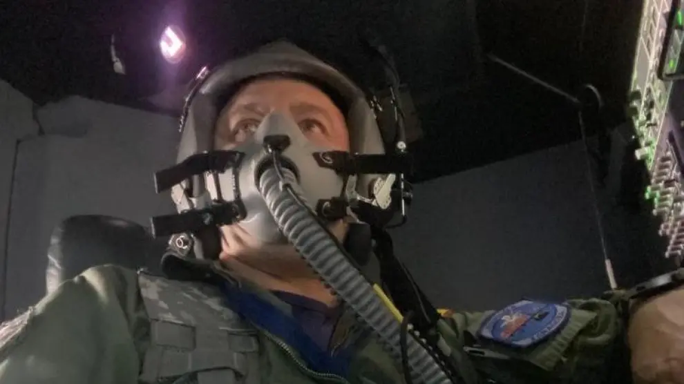 Uno de los paracaidistas que lleva la mascarilla antes de saltar desde el avión A400M.