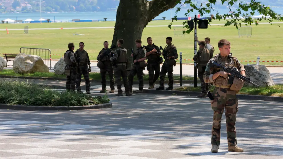 Varios soldados, en el parque de Annecy (Francia) donde ha ocurrido el ataque contra varias personas, entre ellas niños.