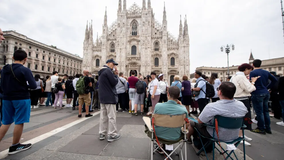 Los alrededores del Duomo están llenos de personas que quiere despedir a Berlusconi.