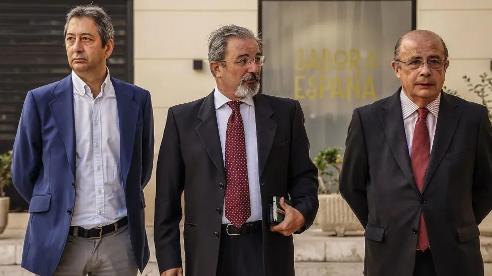 El ex-torero Vicente Barrera; el candidato de Vox a la Presidencia de la Generalitat Valenciana, Carlos Flores, y el diputado en el Congreso y presidente de Vox Valencia, Ignacio Gil Lázaro.
