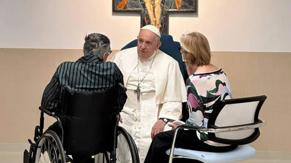 El Papa, este jueves, visitando el ala de oncología pediátrica del hospital donde seguirá ingresado hasta mañana.