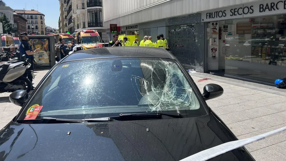 Un coche colisiona contra un taxi, invade la acera y arrolla a tres personas junto al mercado de Barceló en Madrid