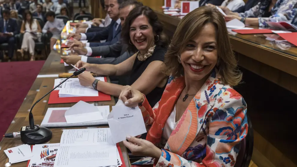 Chueca enseña su voto minutos antes de ser proclamada alcaldesa de Zaragoza