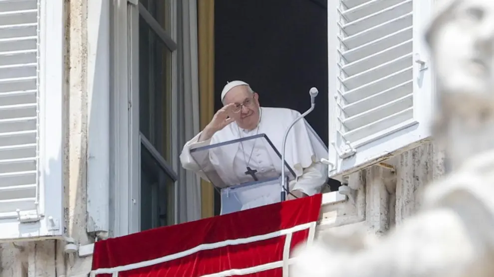 Vatican City (Vatican City State (holy See)), 18/06/2023.- Pope Francis leads the Angelus prayer from the window of his office overlooking St. Peter's Square in Vatican City, 18 June 2023. (Papa) EFE/EPA/Fabio Frustaci