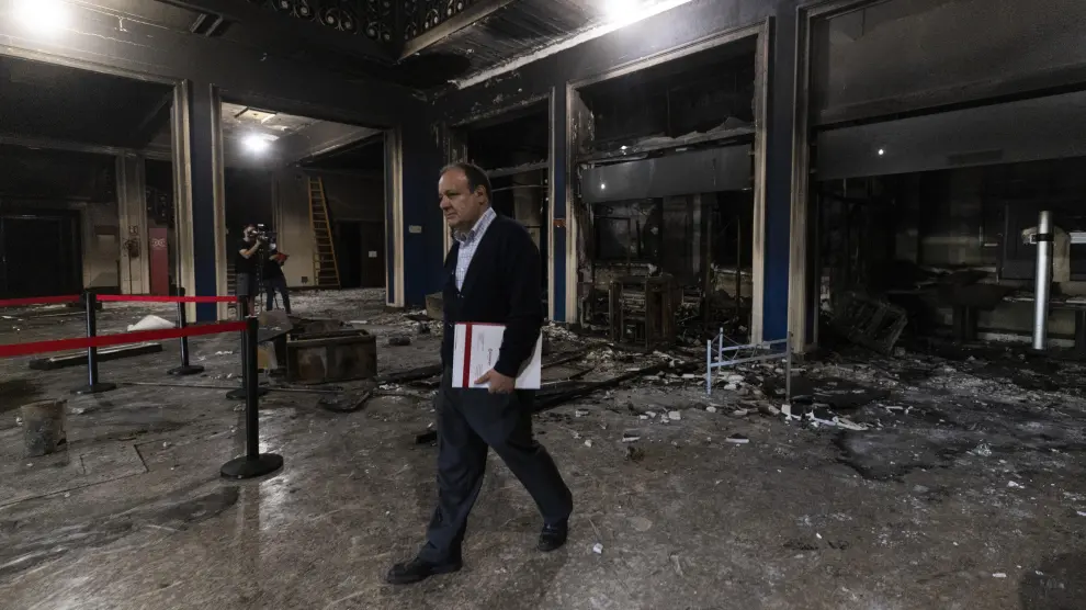 El director general de la Cámara, José Miguel Sánchez, en las instalaciones afectadas por el incendio.