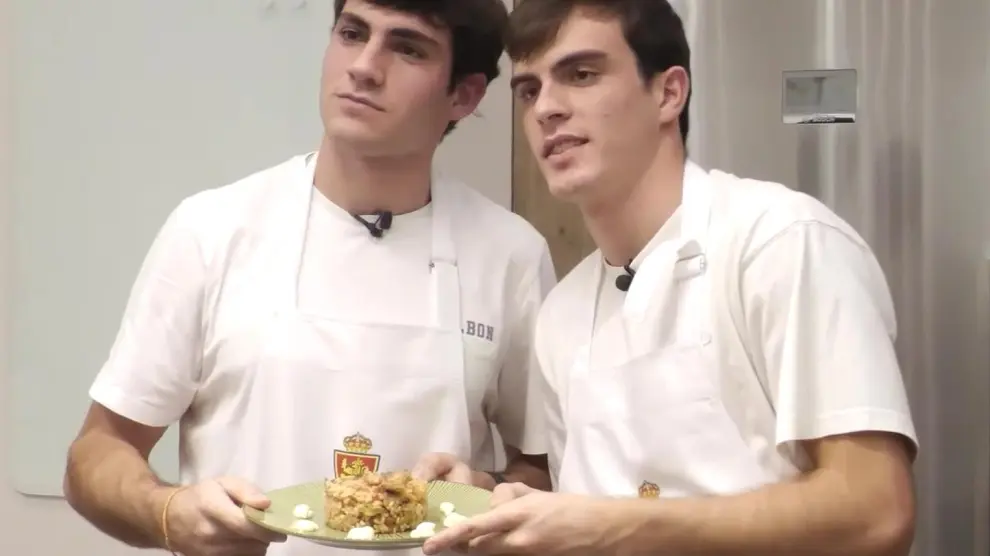 Azón y Francho, durante un acto publicitario en el que les tocó cocinar.