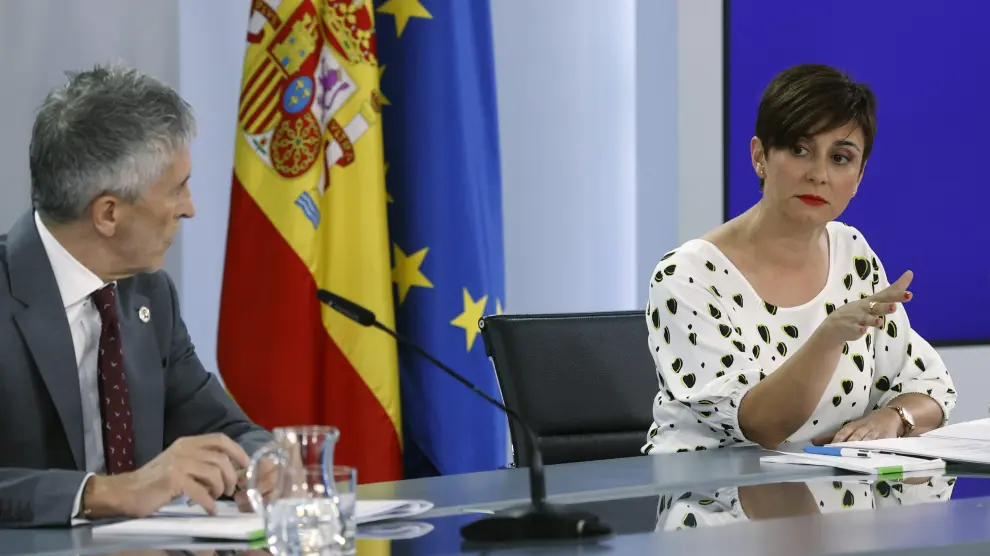 La ministra de Política Territorial y portavoz del Gobierno, Isabel Rodríguez (d), y el ministro del Interior, Fernando Grande-Marlaska, durante una rueda de prensa.