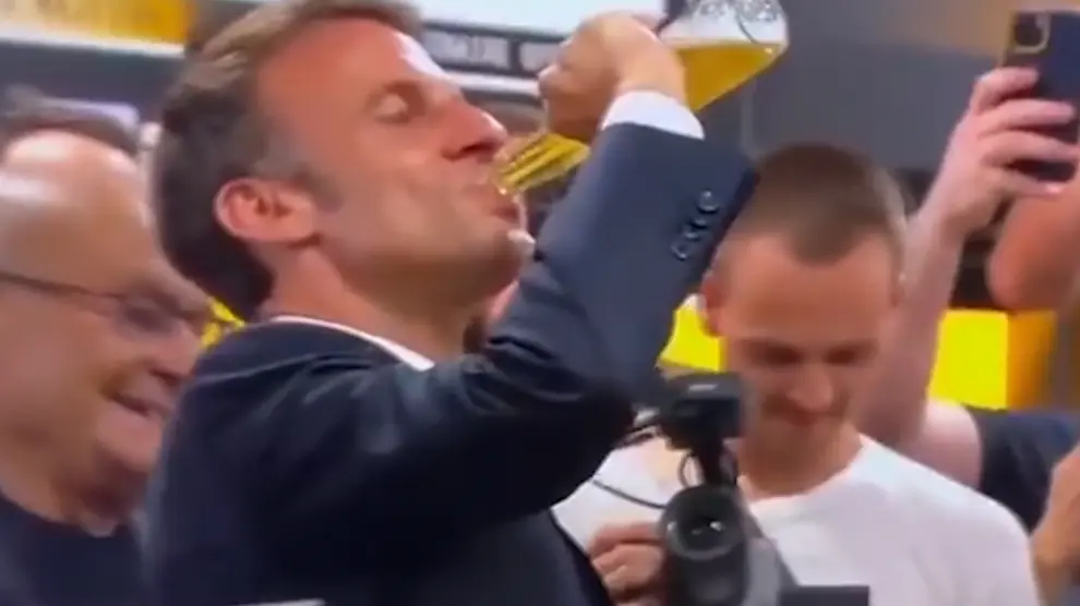 Macron bebe de trago la cerveza durante la celebración del Toulouse de rugby.