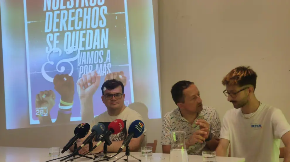 Manuel Alhajas, Pepe Paz y Simón Magenta, este lunes en la presentación de la marcha de Zaragoza por el Orgullo LGTBI