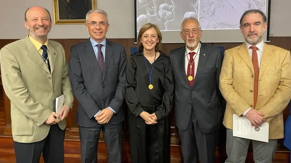 Blanca Bauluz, junto a académicos y autoridades de la Real Academia de Ciencias de Zaragoza.