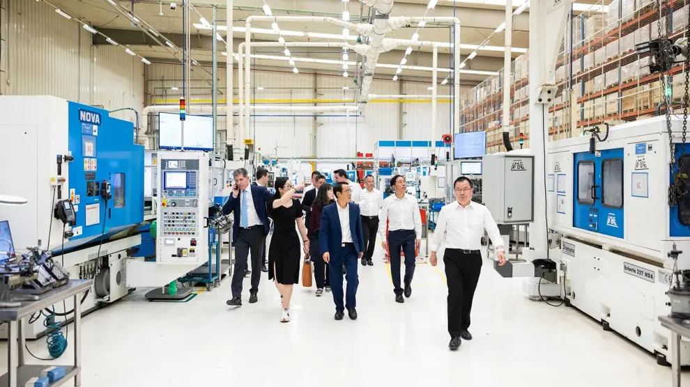 Miembros de Fersa Group y del Gobierno Jiaxing visitan la planta de produccion de la empresa aragonesa en Zaragoza.