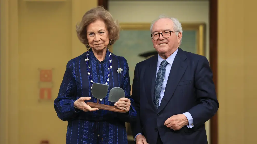La reina Sofía (i) recibe el Premio de Honor ¿Valor añadido¿, otorgado por la Fundación Transforma España, este jueves Palacio del Marqués de Salamanca, en Madrid.