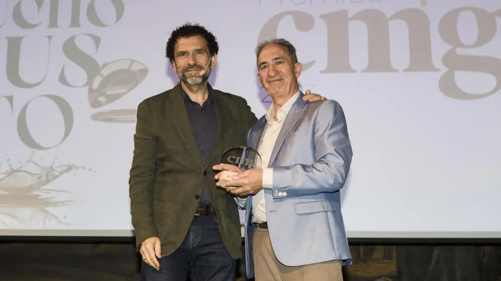 Ángel Conde, propietario del restaurante El Chalet de Zaragoza, recogió el premio de manos de Enrique Torguet, director de Comunicación de Ambar,