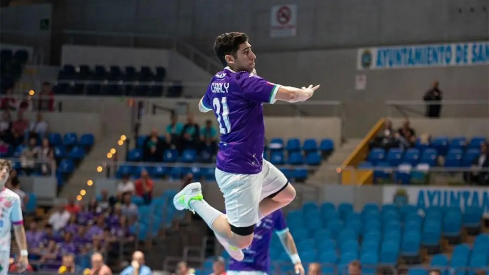 Carlos Pérez, nuevo jugador del Bada, realiza un lanzamiento.