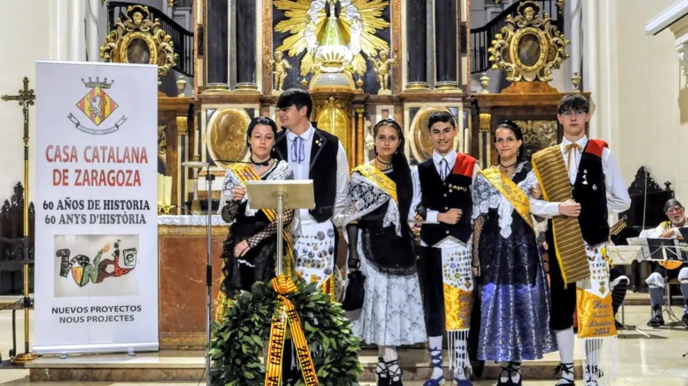 Jóvenes catalanes en el homenajeado a Agustina de Aragón, el lunes en Zaragoza.