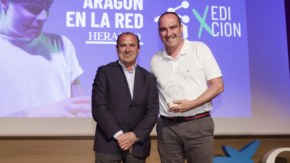 Eliseo Lafuente, director general de HERALDO, entregó el galardón a Ricardo Martínez, director general de EIGO.