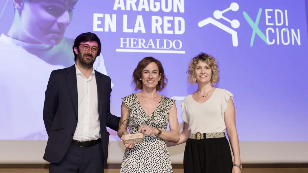 David Blázquez, de Amazón Web Services, hizo entrega del premio a Miriam López e Isabel Jiménez, de Alliance Healthcare.