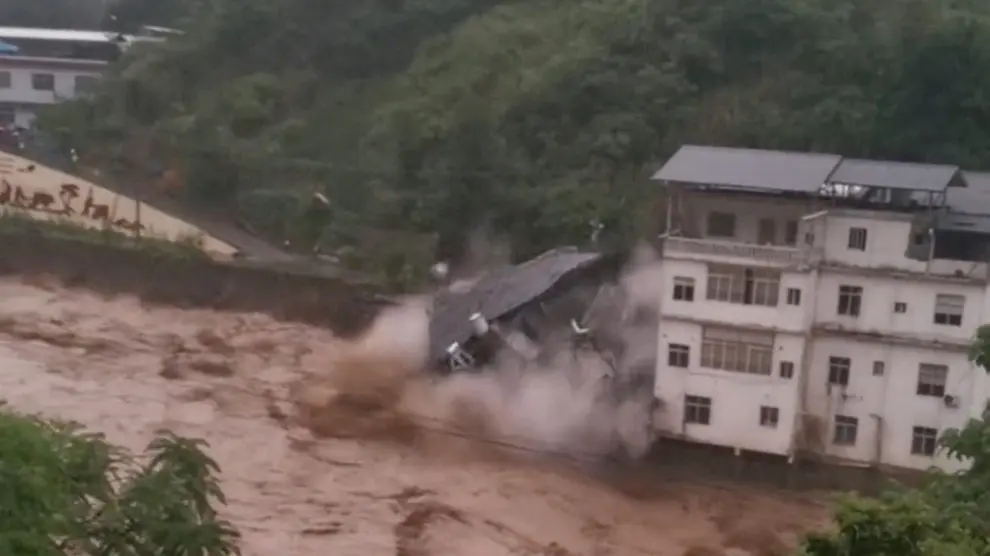Un edificio colapsa a causa de las lluvias torrenciales en la ciudad china de Baolong.