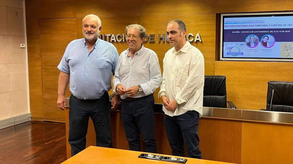 Carlos Sampériz, Armando Sanjuan y Javier Lucientes presentan el curso de Entomología Sanitaria